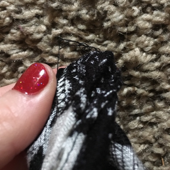 Express Black and White Infinity scarf - Picture 5 of 6